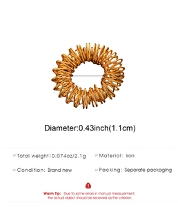 Detailansicht eines goldenen Fingermassagerings aus Eisen mit Maßen von 1,1 cm Durchmesser
