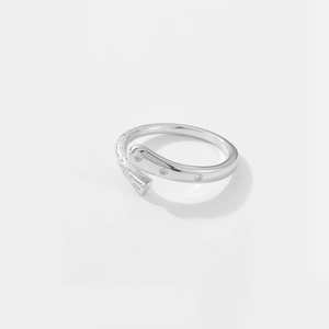 Macro d'une bague en argent avec texture de branche et pavage de micro-zircones