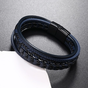 Vue détaillée du bracelet multicouche en cuir tressé bleu marine et noir avec fermoir aimanté