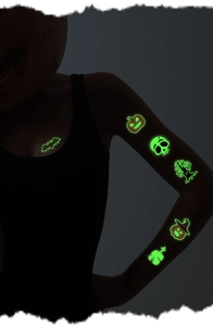 Tatouages Halloween lumineux avec chauves-souris et citrouilles vertes sur la peau