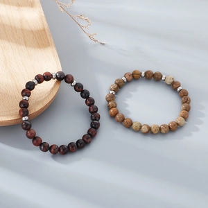 Bracelets en œil de tigre et agate givrée avec perles en acier sur plateau en bois