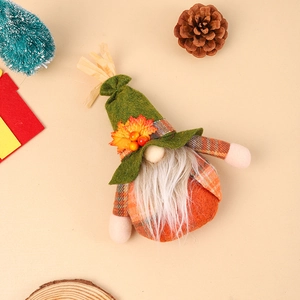 Detail van herfst gnome decoratie met vilten hoed, esdoornblad, bessen en witte baard
