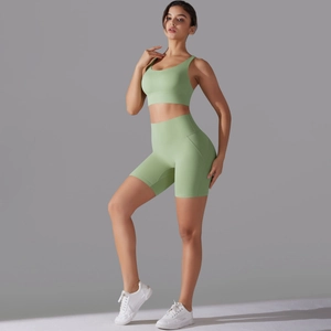 Set da yoga verde avocado con reggiseno sportivo e pantaloncini da ciclismo a vita alta