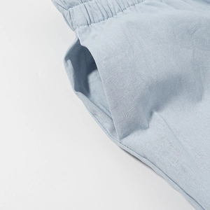 Détail d'un ensemble bleu clair en coton et lin avec taille élastique et poche latérale