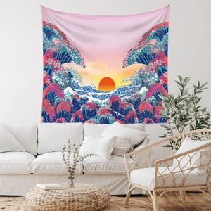 Arazzo con onde giapponesi rosa e blu come decorazione murale boho sopra un divano bianco