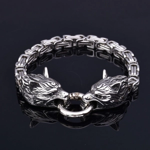Détail d'un bracelet tête de loup argenté avec chaîne tressée carrée en acier inoxydable