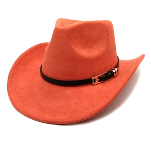 Detailansicht eines orangefarbenen Cowboyhuts mit Wildlederstruktur und schwarzem Lederband