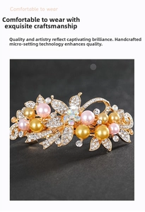 Détail macro d'une barrette florale élégante avec perles roses et strass brillants