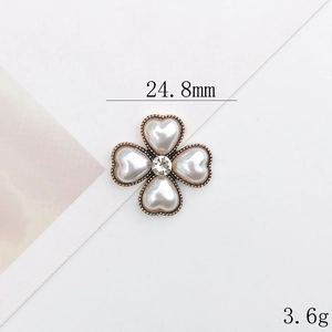 Close-up of pearl clover charm with rhinestone and 24.8mm diameter for DIY fashion items
