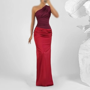 Robe de soirée sirène asymétrique en satin bordeaux avec coupe longue et silhouette ajustée