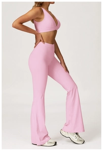 Set sportivo rosa con gilet a V e pantaloni da yoga a vita alta a zampa vista laterale