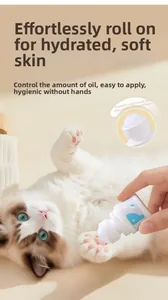 Baume hydratant à bille pour pattes de chat appliqué sur les coussinets roses