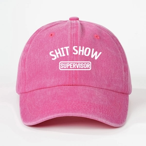 Détail de la casquette rose en coton délavé avec imprimé blanc SHIT SHOW SUPERVISOR