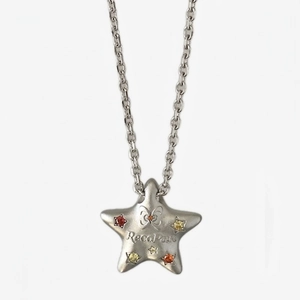 Collier à pendentif étoile en argent avec zircons colorés et texture givrée mate