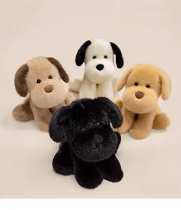 Collezione dettagliata di quattro cuccioli di Golden Retriever di peluche in vari colori