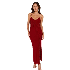Robe longue rouge dos nu avec bretelles, détails volantés et fente latérale haute d'été