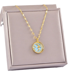 Collana con medaglia in smalto blu bicolore con ciondolo luna e stella d'oro