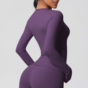 Vue latérale de l'ensemble de yoga violet foncé montrant l'effet galbant du legging haut