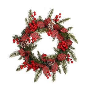 Couronne de Noël avec aiguilles de pin vertes, baies rouges et pommes de pin sur blanc