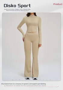 Dettaglio dei pantaloni da yoga a vita alta con fascia a V e pratiche tasche laterali
