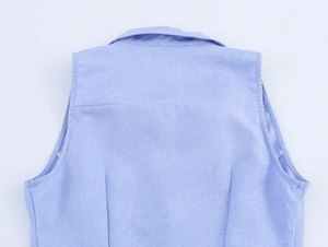 Detailweergave van de lichtblauwe mouwloze linnen jurk met rugstuk en kraagdetails