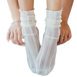 Chaussettes en dentelle blanche avec motifs torsadés vintage et bordures à volants