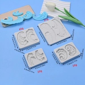 Lot de quatre moules en silicone en forme de vagues avec dimensions et poids détaillés