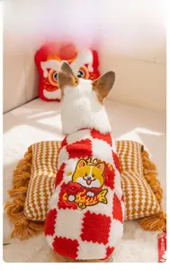 Detail der rot-weiß karierten Plüsch-Hundeweste mit festlicher Bestickung am Corgi