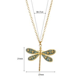 Vue détaillée du pendentif libellule dorée en émail bleu avec dimensions 21x27mm