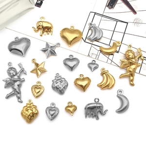 Vue à plat de pendentifs creux en forme de cœur éléphant et fruits pour création de bijoux