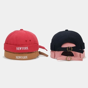 Vue détaillée des bonnets Miki en coton avec broderie NEWYORK et boucle métallique