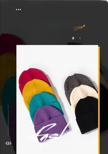 Détail de bonnets en tricot rayé en sept couleurs vives pour la chaleur d'hiver