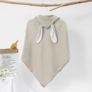 Detail eines Baby-Kapuzenhandtuchs aus Baumwollmull mit süßen Hasenohren am Ast