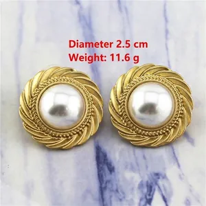 Boucles d'oreilles perles dorées rétro avec bordure en spirale et diamètre 2,5 cm