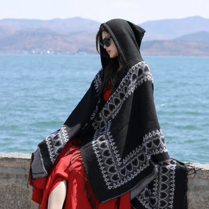 Détail du poncho à capuche ethnique avec motifs de cœur et franges au bord du lac