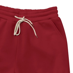 Détail de la taille du pantalon cargo rouge avec cordon de serrage et bande élastique