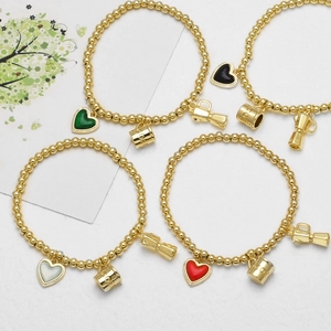 Pulsera de cuentas bañada en oro de 18k con corazón de esmalte y dijes de café