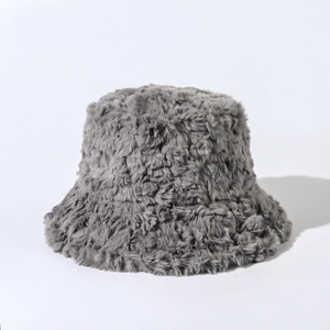 Gros plan sur la texture épaisse en fausse fourrure gris foncé d'un chapeau cloche