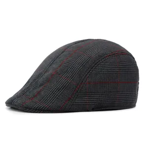 Classica coppola inglese da uomo grigio scuro con motivo a quadri e cuciture rosse