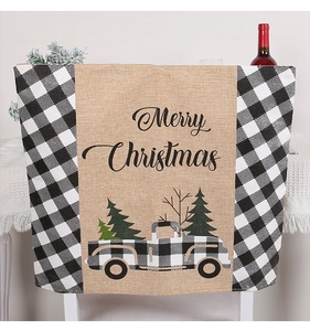 Rustikale Weihnachts-Stuhlhusse aus Jute mit kariertem Truck und Merry Christmas Aufdruck
