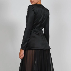 Rückansicht von schwarzer taillierter Jacke und Tüllrock mit Satin-Glanz-Finish