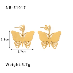 Vue détaillée de boucles d'oreilles papillon dorées avec dimensions 2,7cm et poids 5,7g