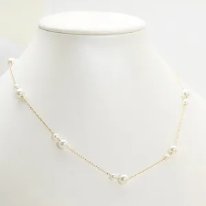 Ensemble collier doré avec perles d'eau douce sur une chaîne en acier inoxydable