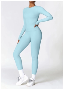 Détail de l'ensemble de yoga bleu clair en tissu extensible à séchage rapide et coupe slim
