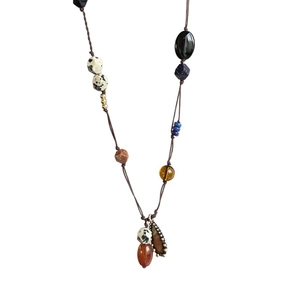 Collier bohème à fleurs et perles mélangées sur une corde tressée marron naturel