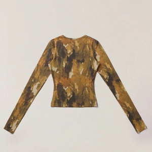 Vue détaillée du dos d'un haut ajusté en maille côtelée avec motif camouflage abstrait