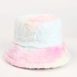 Dettaglio della trama in finta pelliccia tie-dye colorata di un cappello invernale