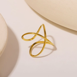 Anello minimalista in acciaio inossidabile placcato oro 18K con design a doppia fibbia