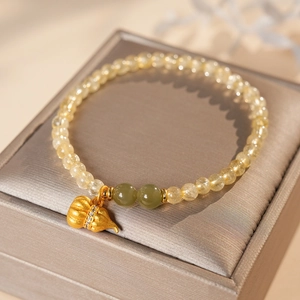 Detailansicht eines goldfarbenen Kristallarmbands mit Zirkonia-besetztem Anhänger