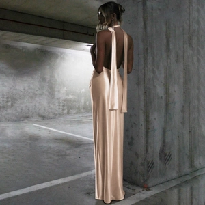 Détail d'une robe longue en satin champagne dos nu avec col licou et fente latérale